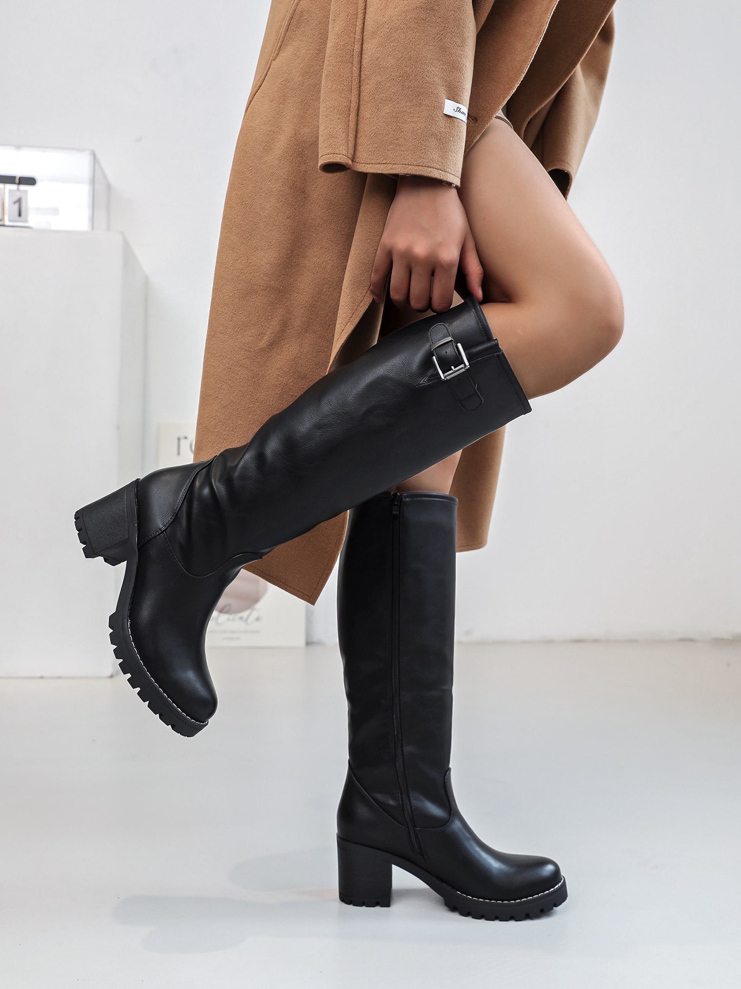Botas altas con hebilla negra