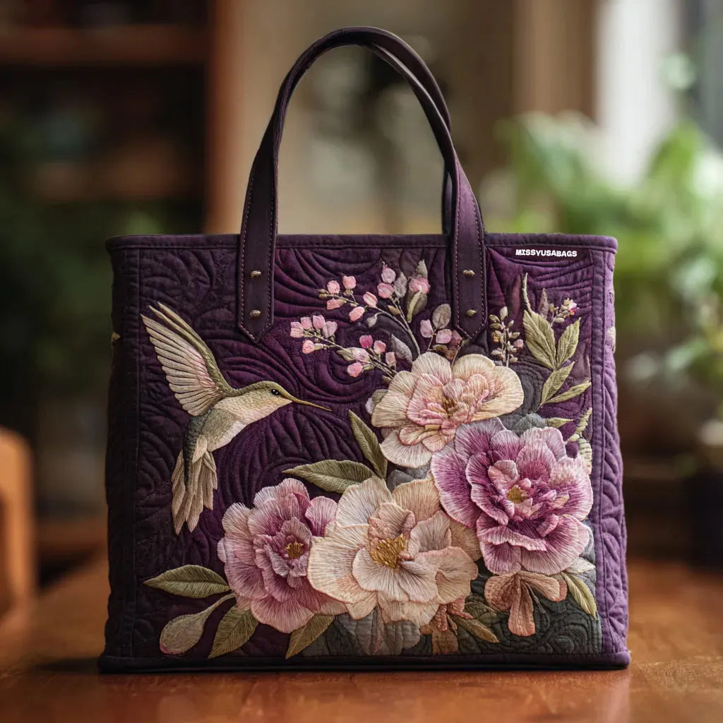Bolso artesanal forrado morado con colibríes y orquídeas