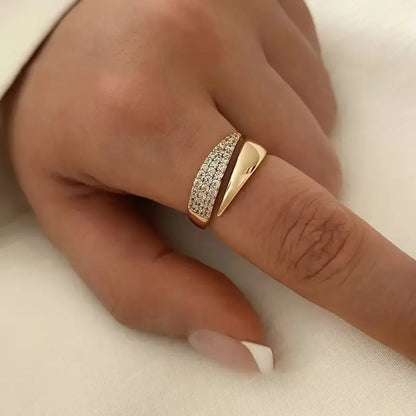 Elegante anello in oro con pietre scintillanti