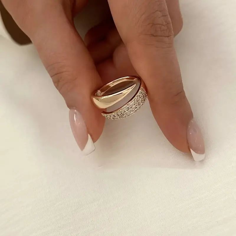 Elegante anello in oro con pietre scintillanti