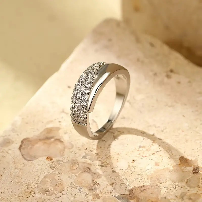 Elegante anello in oro con pietre scintillanti