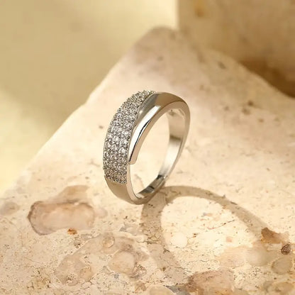Elegante anello in oro con pietre scintillanti