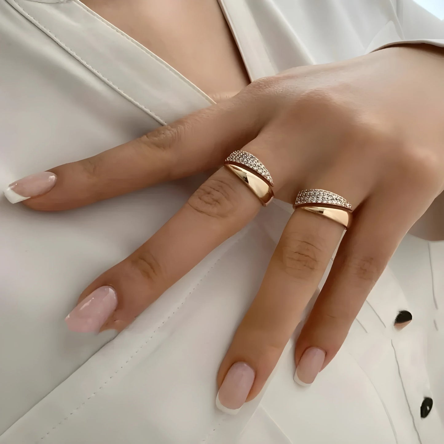 Elegante anello in oro con pietre scintillanti