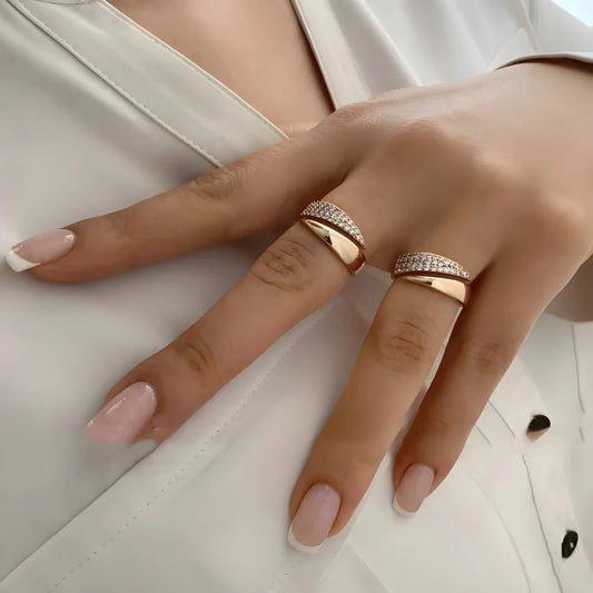 Elegante anello in oro con pietre scintillanti