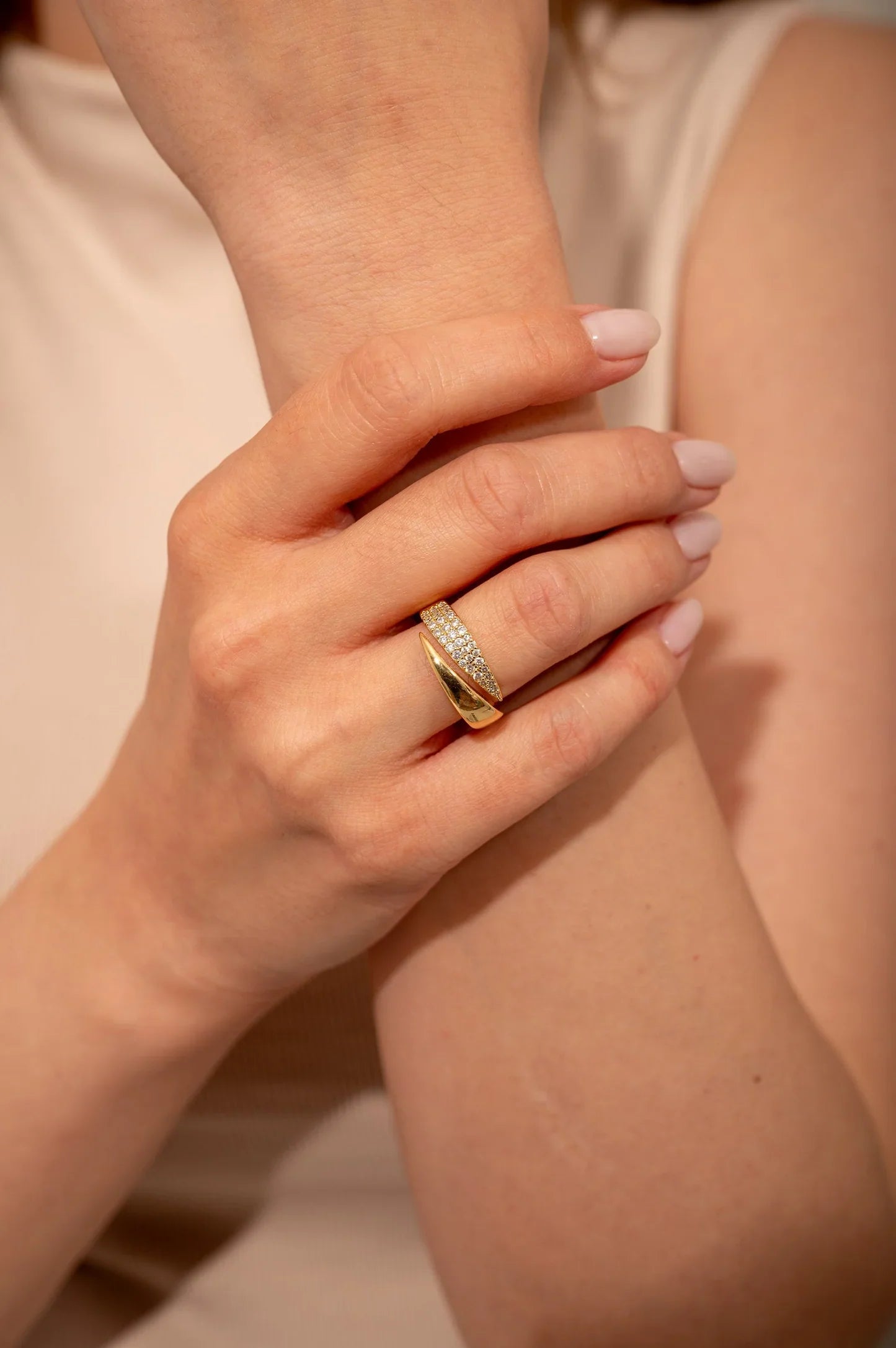 Elegante anello in oro con pietre scintillanti