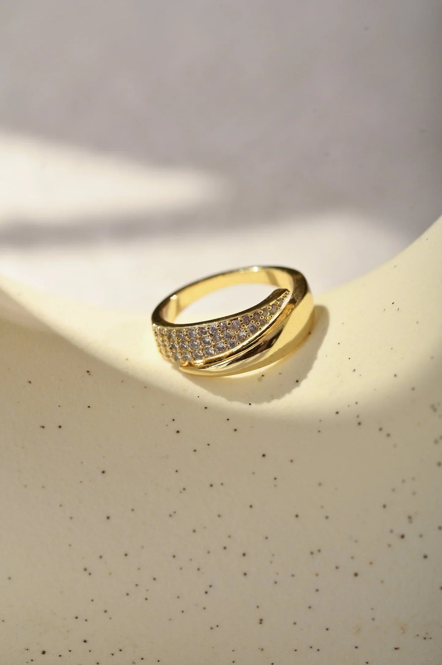 Elegante anello in oro con pietre scintillanti