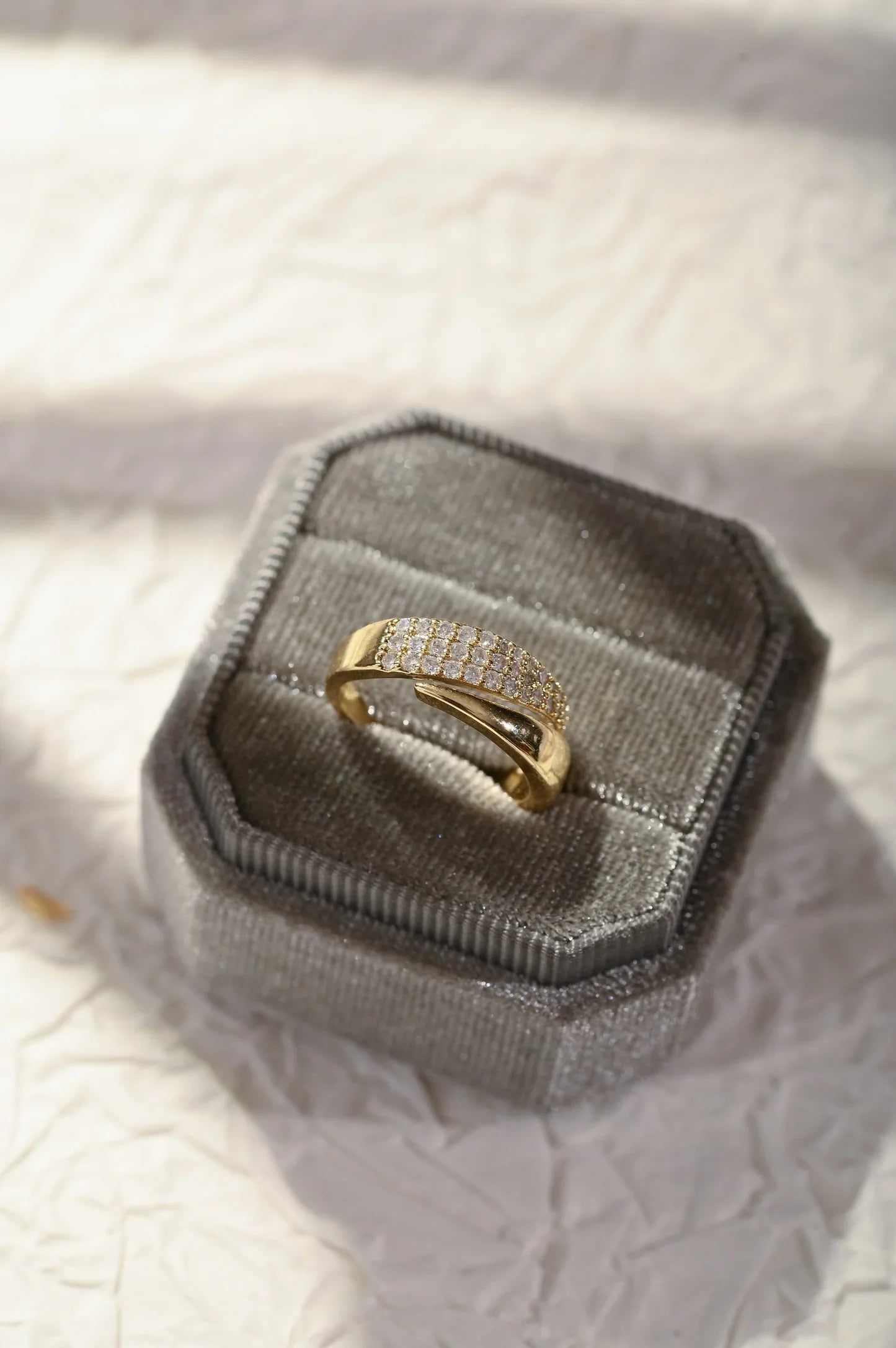 Elegante anello in oro con pietre scintillanti