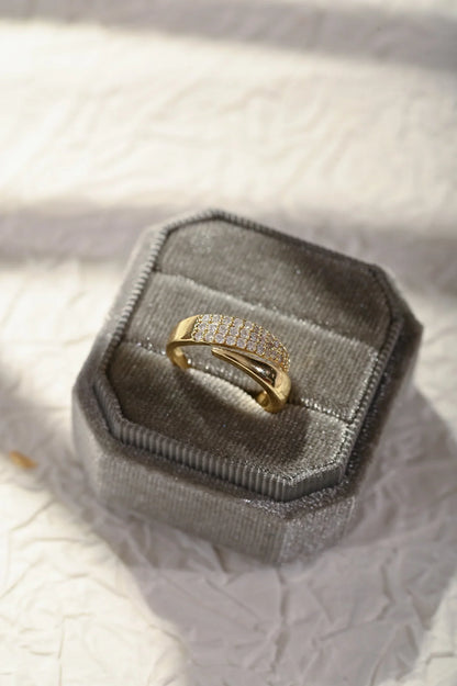 Elegante anello in oro con pietre scintillanti