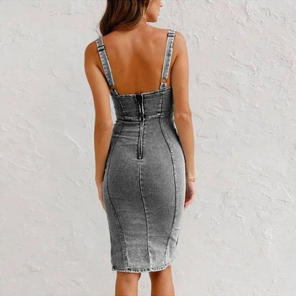 Vestito aderente in denim con bretelle regolabili e scollo a U