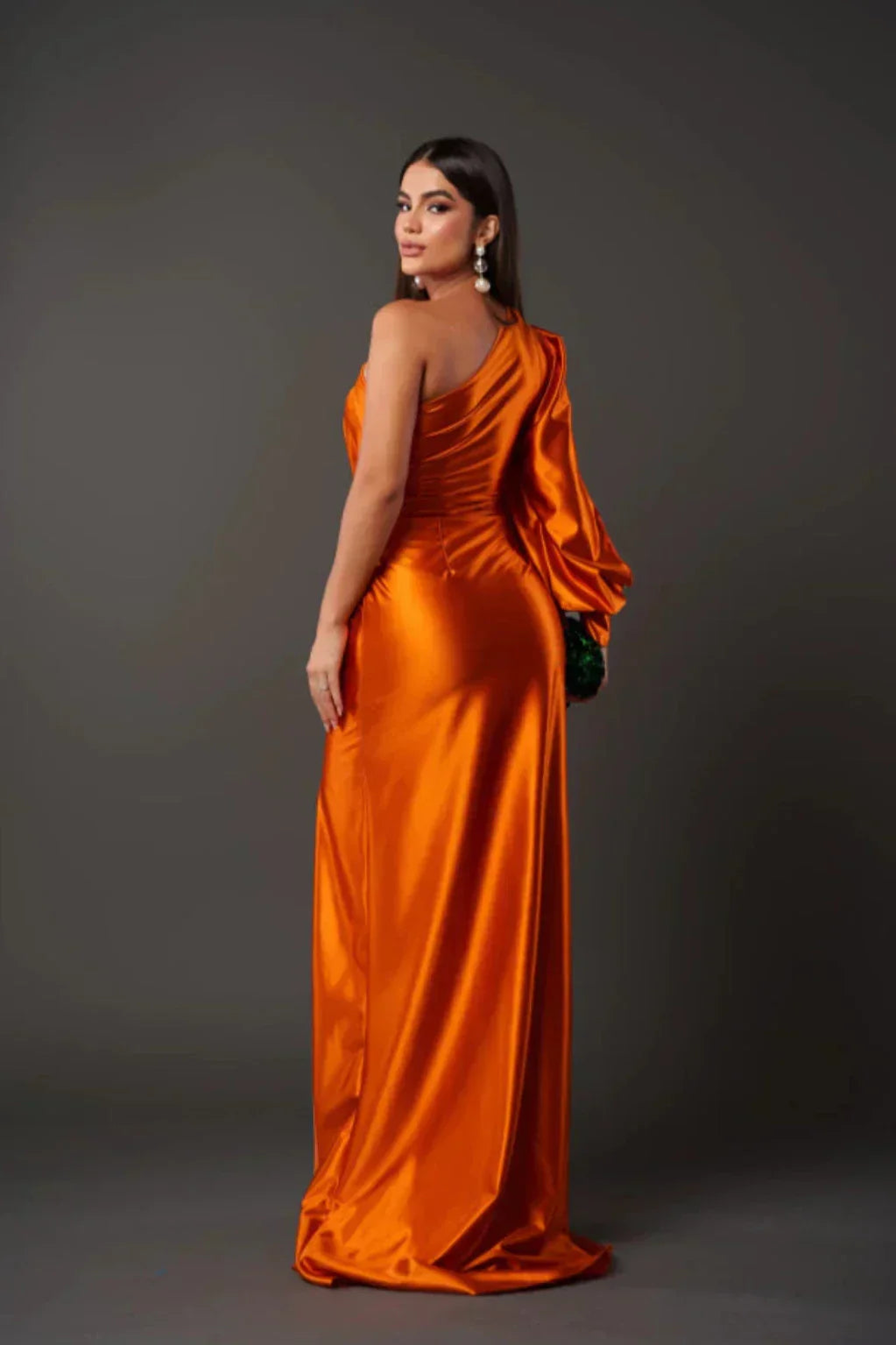 Camila║Vestido satinado de una manga