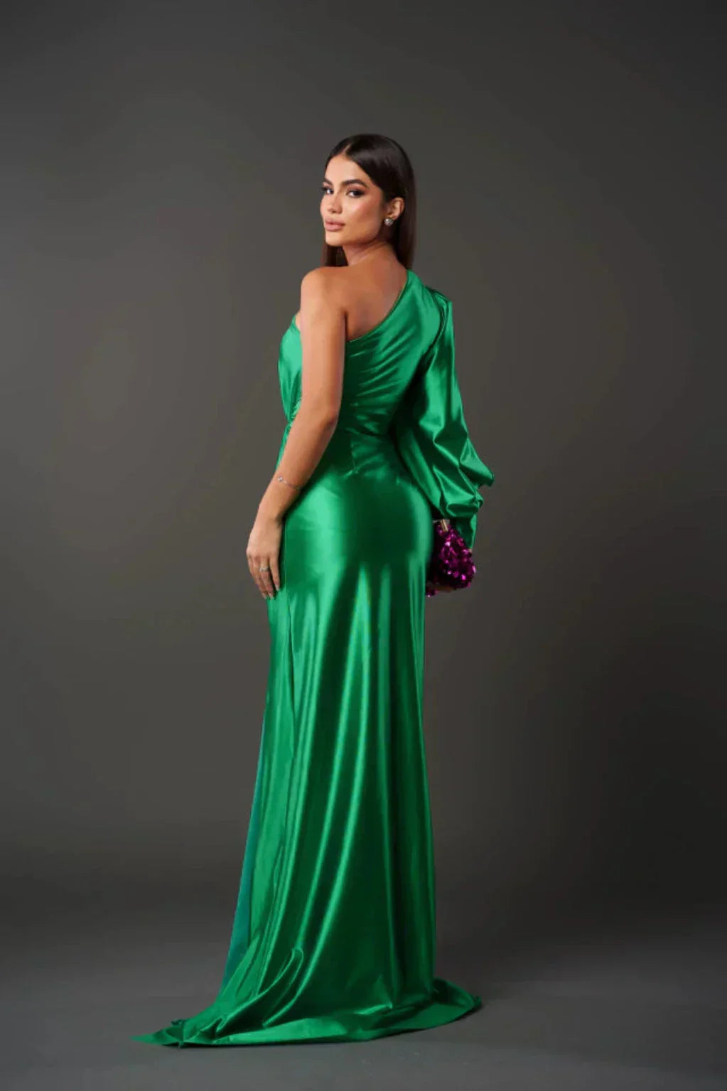 Camila║Vestido satinado de una manga