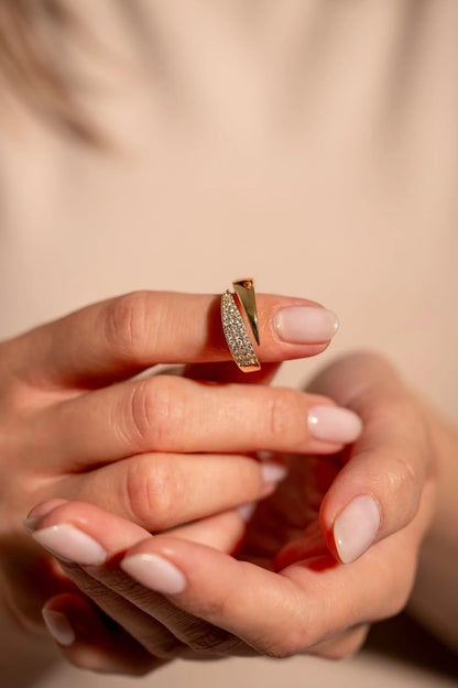 Elegante anello in oro con pietre scintillanti