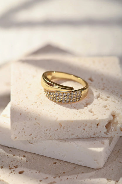 Elegante anello in oro con pietre scintillanti