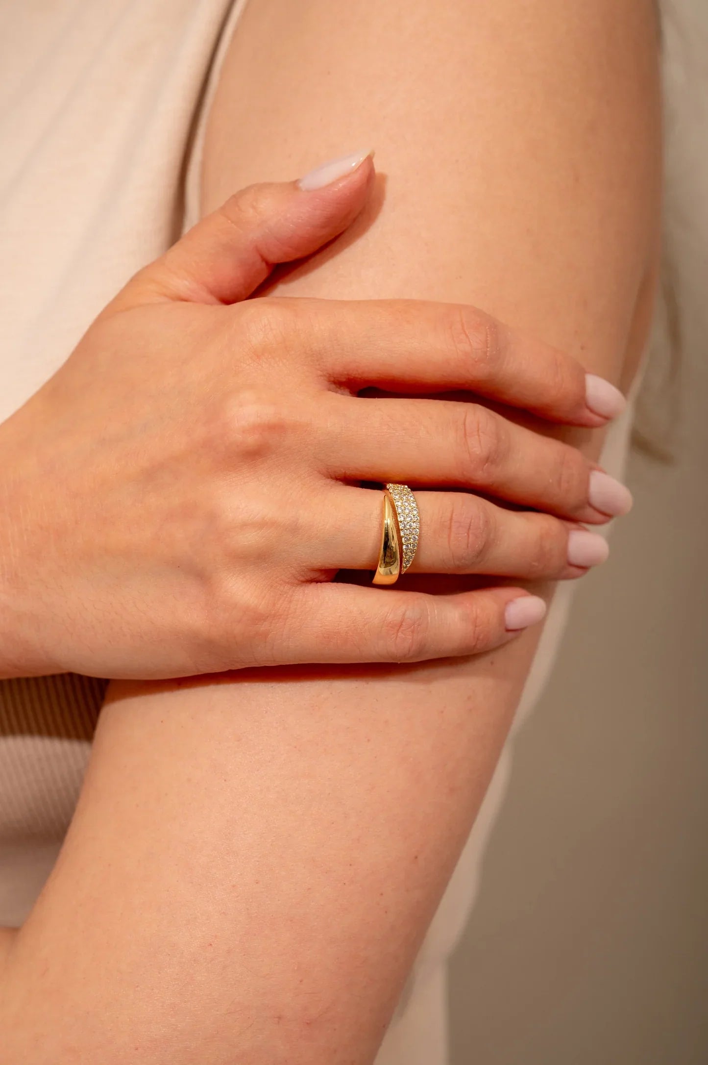 Elegante anello in oro con pietre scintillanti