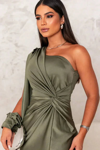 Camila║Vestido satinado de una manga